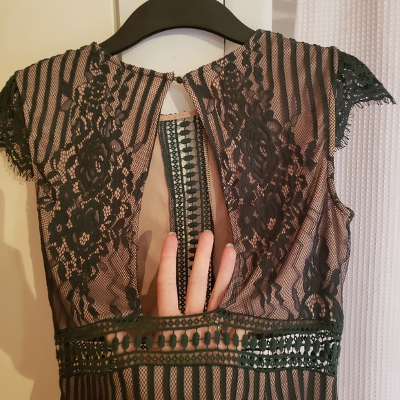 Lace dress - Picture 3 of 4